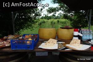 [P04] In curtea fabricii de parmezan, la prima masa udata la greu cu vinul regiunii. Ora 09.30 :)  » foto by georgetoader
 - 
<span class="allrVoted glyphicon glyphicon-heart hidden" id="av792635"></span>
<a class="m-l-10 hidden" id="sv792635" onclick="voting_Foto_DelVot(,792635,3721)" role="button">șterge vot <span class="glyphicon glyphicon-remove"></span></a>
<a id="v9792635" class=" c-red"  onclick="voting_Foto_SetVot(792635)" role="button"><span class="glyphicon glyphicon-heart-empty"></span> <b>LIKE</b> = Votează poza</a> <img class="hidden"  id="f792635W9" src="/imagini/loader.gif" border="0" /><span class="AjErrMes hidden" id="e792635ErM"></span>