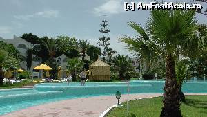 [P09] Piscina nu avea aceeasi adancime peste tot. Spre margini apa era foarte mica, si pe masura ce inaintai inspre insula-bar, se facea mai adanca, dar numai pe jumatate din suprafata. Cu alte cuvinte, aveai acces la barul insula si prin apa adanca dintr-o parte, si prin apa mica din alta parte.  » foto by Eric s mom
 - 
<span class="allrVoted glyphicon glyphicon-heart hidden" id="av517959"></span>
<a class="m-l-10 hidden" id="sv517959" onclick="voting_Foto_DelVot(,517959,3736)" role="button">șterge vot <span class="glyphicon glyphicon-remove"></span></a>
<a id="v9517959" class=" c-red"  onclick="voting_Foto_SetVot(517959)" role="button"><span class="glyphicon glyphicon-heart-empty"></span> <b>LIKE</b> = Votează poza</a> <img class="hidden"  id="f517959W9" src="/imagini/loader.gif" border="0" /><span class="AjErrMes hidden" id="e517959ErM"></span>