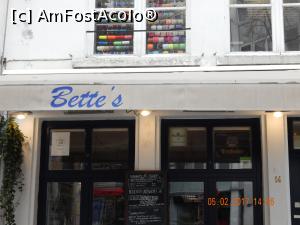 [P01] Deasupra micutului restaurant Bette’s, mi-a atras atentia o fereastra vesela, unde erau expuse mosoare de ata colorata.  » foto by cristina47*
 - 
<span class="allrVoted glyphicon glyphicon-heart hidden" id="av835294"></span>
<a class="m-l-10 hidden" id="sv835294" onclick="voting_Foto_DelVot(,835294,3747)" role="button">șterge vot <span class="glyphicon glyphicon-remove"></span></a>
<a id="v9835294" class=" c-red"  onclick="voting_Foto_SetVot(835294)" role="button"><span class="glyphicon glyphicon-heart-empty"></span> <b>LIKE</b> = Votează poza</a> <img class="hidden"  id="f835294W9" src="/imagini/loader.gif" border="0" /><span class="AjErrMes hidden" id="e835294ErM"></span>