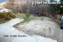 [P10] Curtea pensiunii Meledic: in partea stanga a imaginii este foisorul, in partea dreapta (nu se vede in aceasta foto), dupa masina noastra, este poteca ce coboara spre lac; tot pe aici se merge si catre pestera Meledic, acum cu intrarea surpata » foto by cristinadumitru*
 - 
<span class="allrVoted glyphicon glyphicon-heart hidden" id="av24952"></span>
<a class="m-l-10 hidden" id="sv24952" onclick="voting_Foto_DelVot(,24952,3754)" role="button">șterge vot <span class="glyphicon glyphicon-remove"></span></a>
<a id="v924952" class=" c-red"  onclick="voting_Foto_SetVot(24952)" role="button"><span class="glyphicon glyphicon-heart-empty"></span> <b>LIKE</b> = Votează poza</a> <img class="hidden"  id="f24952W9" src="/imagini/loader.gif" border="0" /><span class="AjErrMes hidden" id="e24952ErM"></span>