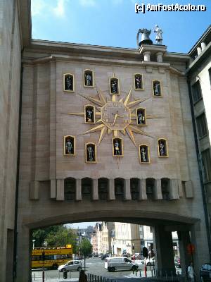 [P09] Poza preluata de pe net. Le Carillon du Mont des Arts - vedeti pe responsabilul sef cu batutul clopotului pe acoperis » foto by MCM
 - 
<span class="allrVoted glyphicon glyphicon-heart hidden" id="av389901"></span>
<a class="m-l-10 hidden" id="sv389901" onclick="voting_Foto_DelVot(,389901,3768)" role="button">șterge vot <span class="glyphicon glyphicon-remove"></span></a>
<a id="v9389901" class=" c-red"  onclick="voting_Foto_SetVot(389901)" role="button"><span class="glyphicon glyphicon-heart-empty"></span> <b>LIKE</b> = Votează poza</a> <img class="hidden"  id="f389901W9" src="/imagini/loader.gif" border="0" /><span class="AjErrMes hidden" id="e389901ErM"></span>