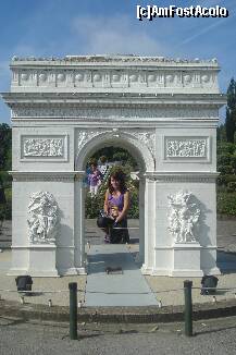 [P25] Fiica-mea printre 'picioarele' Arcului de Triumf de la Paris, Franta » foto by ileanaxperta*
 - 
<span class="allrVoted glyphicon glyphicon-heart hidden" id="av130719"></span>
<a class="m-l-10 hidden" id="sv130719" onclick="voting_Foto_DelVot(,130719,3768)" role="button">șterge vot <span class="glyphicon glyphicon-remove"></span></a>
<a id="v9130719" class=" c-red"  onclick="voting_Foto_SetVot(130719)" role="button"><span class="glyphicon glyphicon-heart-empty"></span> <b>LIKE</b> = Votează poza</a> <img class="hidden"  id="f130719W9" src="/imagini/loader.gif" border="0" /><span class="AjErrMes hidden" id="e130719ErM"></span>