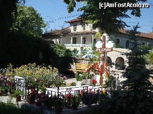 [P39] În curtea mănăstirii se află chilia în care și-a dus existența între anii 1976 și 2011 părintele duhovnic Arsenie Papacioc. Pe prispa acesteia se află expus portretul părintelui, iar la intrarea în curtea mănăstirii se află mormântul acestui credincios.  » foto by Floryn81
 - 
<span class="allrVoted glyphicon glyphicon-heart hidden" id="av611386"></span>
<a class="m-l-10 hidden" id="sv611386" onclick="voting_Foto_DelVot(,611386,3771)" role="button">șterge vot <span class="glyphicon glyphicon-remove"></span></a>
<a id="v9611386" class=" c-red"  onclick="voting_Foto_SetVot(611386)" role="button"><span class="glyphicon glyphicon-heart-empty"></span> <b>LIKE</b> = Votează poza</a> <img class="hidden"  id="f611386W9" src="/imagini/loader.gif" border="0" /><span class="AjErrMes hidden" id="e611386ErM"></span>