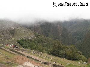 [P12] in vale se vad terasele agricole, iar in spate e zona populara a sitului. In fata muntele Huayna Picchu, e ingropat in nori » foto by grecudoina
 - 
<span class="allrVoted glyphicon glyphicon-heart hidden" id="av399801"></span>
<a class="m-l-10 hidden" id="sv399801" onclick="voting_Foto_DelVot(,399801,3773)" role="button">șterge vot <span class="glyphicon glyphicon-remove"></span></a>
<a id="v9399801" class=" c-red"  onclick="voting_Foto_SetVot(399801)" role="button"><span class="glyphicon glyphicon-heart-empty"></span> <b>LIKE</b> = Votează poza</a> <img class="hidden"  id="f399801W9" src="/imagini/loader.gif" border="0" /><span class="AjErrMes hidden" id="e399801ErM"></span>