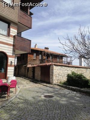[P27] Casă stil Marea Neagră şi la stânga stil bulgăresc » foto by Michi
 - 
<span class="allrVoted glyphicon glyphicon-heart hidden" id="av1361781"></span>
<a class="m-l-10 hidden" id="sv1361781" onclick="voting_Foto_DelVot(,1361781,3774)" role="button">șterge vot <span class="glyphicon glyphicon-remove"></span></a>
<a id="v91361781" class=" c-red"  onclick="voting_Foto_SetVot(1361781)" role="button"><span class="glyphicon glyphicon-heart-empty"></span> <b>LIKE</b> = Votează poza</a> <img class="hidden"  id="f1361781W9" src="/imagini/loader.gif" border="0" /><span class="AjErrMes hidden" id="e1361781ErM"></span>