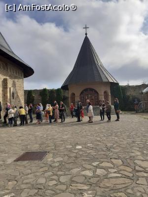 [P33] Manăstirea Hadâmbu , pelerini stând la coadă la biserica veche,Nasterea Maicii Domnulu » foto by Michi
 - 
<span class="allrVoted glyphicon glyphicon-heart hidden" id="av1411929"></span>
<a class="m-l-10 hidden" id="sv1411929" onclick="voting_Foto_DelVot(,1411929,3780)" role="button">șterge vot <span class="glyphicon glyphicon-remove"></span></a>
<a id="v91411929" class=" c-red"  onclick="voting_Foto_SetVot(1411929)" role="button"><span class="glyphicon glyphicon-heart-empty"></span> <b>LIKE</b> = Votează poza</a> <img class="hidden"  id="f1411929W9" src="/imagini/loader.gif" border="0" /><span class="AjErrMes hidden" id="e1411929ErM"></span>