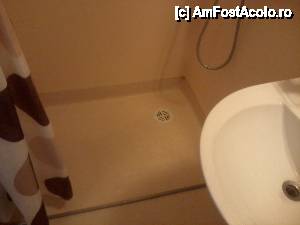 [P04] fara cabina dus, apa trece usor spre hotel » foto by charisteas
 - 
<span class="allrVoted glyphicon glyphicon-heart hidden" id="av445087"></span>
<a class="m-l-10 hidden" id="sv445087" onclick="voting_Foto_DelVot(,445087,3784)" role="button">șterge vot <span class="glyphicon glyphicon-remove"></span></a>
<a id="v9445087" class=" c-red"  onclick="voting_Foto_SetVot(445087)" role="button"><span class="glyphicon glyphicon-heart-empty"></span> <b>LIKE</b> = Votează poza</a> <img class="hidden"  id="f445087W9" src="/imagini/loader.gif" border="0" /><span class="AjErrMes hidden" id="e445087ErM"></span>