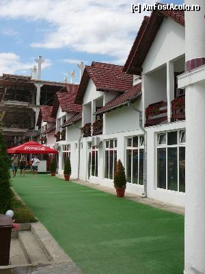 [P12] La parterul hotelului era restaurantul iar spaţiul din faţă se putea amenaja tot ca terasă (la nevoie)  » foto by Claudiu U.
 - 
<span class="allrVoted glyphicon glyphicon-heart hidden" id="av380750"></span>
<a class="m-l-10 hidden" id="sv380750" onclick="voting_Foto_DelVot(,380750,3791)" role="button">șterge vot <span class="glyphicon glyphicon-remove"></span></a>
<a id="v9380750" class=" c-red"  onclick="voting_Foto_SetVot(380750)" role="button"><span class="glyphicon glyphicon-heart-empty"></span> <b>LIKE</b> = Votează poza</a> <img class="hidden"  id="f380750W9" src="/imagini/loader.gif" border="0" /><span class="AjErrMes hidden" id="e380750ErM"></span>