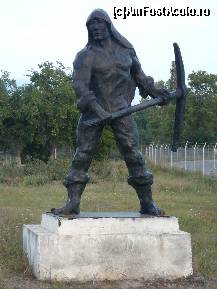 [P02] Un monument înălţat în cinstea minerilor » foto by Claudiu U.
 - 
<span class="allrVoted glyphicon glyphicon-heart hidden" id="av389322"></span>
<a class="m-l-10 hidden" id="sv389322" onclick="voting_Foto_DelVot(,389322,3791)" role="button">șterge vot <span class="glyphicon glyphicon-remove"></span></a>
<a id="v9389322" class=" c-red"  onclick="voting_Foto_SetVot(389322)" role="button"><span class="glyphicon glyphicon-heart-empty"></span> <b>LIKE</b> = Votează poza</a> <img class="hidden"  id="f389322W9" src="/imagini/loader.gif" border="0" /><span class="AjErrMes hidden" id="e389322ErM"></span>