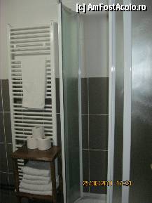 [P22] cabina de dus si toate cele necesare » foto by bog68
 - 
<span class="allrVoted glyphicon glyphicon-heart hidden" id="av292175"></span>
<a class="m-l-10 hidden" id="sv292175" onclick="voting_Foto_DelVot(,292175,3792)" role="button">șterge vot <span class="glyphicon glyphicon-remove"></span></a>
<a id="v9292175" class=" c-red"  onclick="voting_Foto_SetVot(292175)" role="button"><span class="glyphicon glyphicon-heart-empty"></span> <b>LIKE</b> = Votează poza</a> <img class="hidden"  id="f292175W9" src="/imagini/loader.gif" border="0" /><span class="AjErrMes hidden" id="e292175ErM"></span>