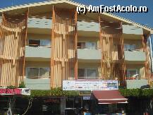 [P03] Hoteluri din Marmaris la plimbarea de 'bun-venit', cu multe agentii de turism la parter... » foto by ileanaxperta*
 - 
<span class="allrVoted glyphicon glyphicon-heart hidden" id="av26056"></span>
<a class="m-l-10 hidden" id="sv26056" onclick="voting_Foto_DelVot(,26056,3806)" role="button">șterge vot <span class="glyphicon glyphicon-remove"></span></a>
<a id="v926056" class=" c-red"  onclick="voting_Foto_SetVot(26056)" role="button"><span class="glyphicon glyphicon-heart-empty"></span> <b>LIKE</b> = Votează poza</a> <img class="hidden"  id="f26056W9" src="/imagini/loader.gif" border="0" /><span class="AjErrMes hidden" id="e26056ErM"></span>
