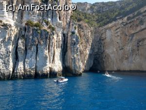 [P71] Croazieră pe mare, stâncile spectaculoase de pe coasta de vest a insulei Paxos. Intrarea spre una din peșteri, Ahai. » foto by maryka
 - 
<span class="allrVoted glyphicon glyphicon-heart hidden" id="av1259865"></span>
<a class="m-l-10 hidden" id="sv1259865" onclick="voting_Foto_DelVot(,1259865,3807)" role="button">șterge vot <span class="glyphicon glyphicon-remove"></span></a>
<a id="v91259865" class=" c-red"  onclick="voting_Foto_SetVot(1259865)" role="button"><span class="glyphicon glyphicon-heart-empty"></span> <b>LIKE</b> = Votează poza</a> <img class="hidden"  id="f1259865W9" src="/imagini/loader.gif" border="0" /><span class="AjErrMes hidden" id="e1259865ErM"></span>