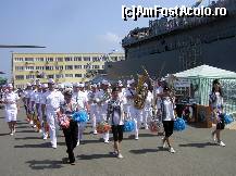 [P18] Fanfara militara cu majoretele in fata fregatei 222 » foto by pepsi70ro
 - 
<span class="allrVoted glyphicon glyphicon-heart hidden" id="av111495"></span>
<a class="m-l-10 hidden" id="sv111495" onclick="voting_Foto_DelVot(,111495,3820)" role="button">șterge vot <span class="glyphicon glyphicon-remove"></span></a>
<a id="v9111495" class=" c-red"  onclick="voting_Foto_SetVot(111495)" role="button"><span class="glyphicon glyphicon-heart-empty"></span> <b>LIKE</b> = Votează poza</a> <img class="hidden"  id="f111495W9" src="/imagini/loader.gif" border="0" /><span class="AjErrMes hidden" id="e111495ErM"></span>