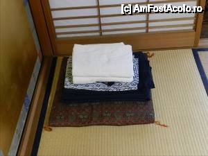[P15] Doua 'yukata' si doua prosoape pe 'tatami'. Niciodata sa nu intrati incaltati sau cu slapi de casa pe tatami!!! E cea mai importanta regula. Vedeti 'tatami'... doar la ciorapei!!! Ne-am inteles?  » foto by TraianS
 - 
<span class="allrVoted glyphicon glyphicon-heart hidden" id="av402663"></span>
<a class="m-l-10 hidden" id="sv402663" onclick="voting_Foto_DelVot(,402663,3821)" role="button">șterge vot <span class="glyphicon glyphicon-remove"></span></a>
<a id="v9402663" class=" c-red"  onclick="voting_Foto_SetVot(402663)" role="button"><span class="glyphicon glyphicon-heart-empty"></span> <b>LIKE</b> = Votează poza</a> <img class="hidden"  id="f402663W9" src="/imagini/loader.gif" border="0" /><span class="AjErrMes hidden" id="e402663ErM"></span>