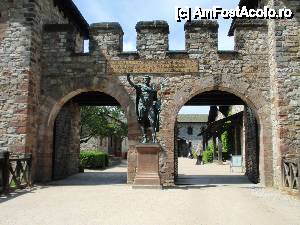 [P02] Porta Praetoria, statuia imparatului roman Antoninus Pius si inscriptia 'GUILELMUS II FRIDERICI III FILIUS GUILELMI MAGNI NEPOS ANNO REGNI XV IN MEMORIAM ET HONOREM PARENTUM CASTELLUM LIMITIS ROMANI SAALABURGENSE RESTITUIT. ' » foto by ciprian.dima
 - 
<span class="allrVoted glyphicon glyphicon-heart hidden" id="av427755"></span>
<a class="m-l-10 hidden" id="sv427755" onclick="voting_Foto_DelVot(,427755,3827)" role="button">șterge vot <span class="glyphicon glyphicon-remove"></span></a>
<a id="v9427755" class=" c-red"  onclick="voting_Foto_SetVot(427755)" role="button"><span class="glyphicon glyphicon-heart-empty"></span> <b>LIKE</b> = Votează poza</a> <img class="hidden"  id="f427755W9" src="/imagini/loader.gif" border="0" /><span class="AjErrMes hidden" id="e427755ErM"></span>