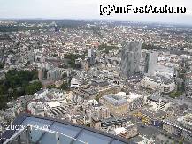 [P10] Imagine de pe Main Tower spre nord-est. În stânga, chiar în margine din dreapta a zonei verzi, parte a centurii verzi a oraşului vechi, este hotelul Hilton. Chiar în centru este Bursa, iar în dreapta, tot o zonă verde, pornind din Hauptwache este de fapt strada Zeil » foto by Costi
 - 
<span class="allrVoted glyphicon glyphicon-heart hidden" id="av26259"></span>
<a class="m-l-10 hidden" id="sv26259" onclick="voting_Foto_DelVot(,26259,3827)" role="button">șterge vot <span class="glyphicon glyphicon-remove"></span></a>
<a id="v926259" class=" c-red"  onclick="voting_Foto_SetVot(26259)" role="button"><span class="glyphicon glyphicon-heart-empty"></span> <b>LIKE</b> = Votează poza</a> <img class="hidden"  id="f26259W9" src="/imagini/loader.gif" border="0" /><span class="AjErrMes hidden" id="e26259ErM"></span>