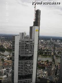 [P14] Commerzbank Tower (259 m, 53 etaje), văzut de pe Main Tower » foto by Costi
 - 
<span class="allrVoted glyphicon glyphicon-heart hidden" id="av26263"></span>
<a class="m-l-10 hidden" id="sv26263" onclick="voting_Foto_DelVot(,26263,3827)" role="button">șterge vot <span class="glyphicon glyphicon-remove"></span></a>
<a id="v926263" class=" c-red"  onclick="voting_Foto_SetVot(26263)" role="button"><span class="glyphicon glyphicon-heart-empty"></span> <b>LIKE</b> = Votează poza</a> <img class="hidden"  id="f26263W9" src="/imagini/loader.gif" border="0" /><span class="AjErrMes hidden" id="e26263ErM"></span>