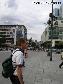 [P20] Pe Große Eschenheimer Straße, vizavi de Hauptwache. În fundal se vede Eschenheimer Tor, rămăşiţă a vechiului zid al oraşului, construit în secolul al XIV-lea » foto by Costi
 - 
<span class="allrVoted glyphicon glyphicon-heart hidden" id="av26286"></span>
<a class="m-l-10 hidden" id="sv26286" onclick="voting_Foto_DelVot(,26286,3827)" role="button">șterge vot <span class="glyphicon glyphicon-remove"></span></a>
<a id="v926286" class=" c-red"  onclick="voting_Foto_SetVot(26286)" role="button"><span class="glyphicon glyphicon-heart-empty"></span> <b>LIKE</b> = Votează poza</a> <img class="hidden"  id="f26286W9" src="/imagini/loader.gif" border="0" /><span class="AjErrMes hidden" id="e26286ErM"></span>
