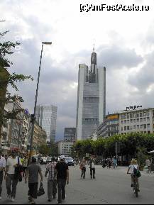 [P22] O ultimă privire spre cartierul financiar, cu zgârie-norii săi, dintre care cel mai înalt este Commerzbank Tower » foto by Costi
 - 
<span class="allrVoted glyphicon glyphicon-heart hidden" id="av26288"></span>
<a class="m-l-10 hidden" id="sv26288" onclick="voting_Foto_DelVot(,26288,3827)" role="button">șterge vot <span class="glyphicon glyphicon-remove"></span></a>
<a id="v926288" class=" c-red"  onclick="voting_Foto_SetVot(26288)" role="button"><span class="glyphicon glyphicon-heart-empty"></span> <b>LIKE</b> = Votează poza</a> <img class="hidden"  id="f26288W9" src="/imagini/loader.gif" border="0" /><span class="AjErrMes hidden" id="e26288ErM"></span>