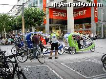 [P32] Taxi-biciclete pe Zeil » foto by Costi
 - 
<span class="allrVoted glyphicon glyphicon-heart hidden" id="av26328"></span>
<a class="m-l-10 hidden" id="sv26328" onclick="voting_Foto_DelVot(,26328,3827)" role="button">șterge vot <span class="glyphicon glyphicon-remove"></span></a>
<a id="v926328" class=" c-red"  onclick="voting_Foto_SetVot(26328)" role="button"><span class="glyphicon glyphicon-heart-empty"></span> <b>LIKE</b> = Votează poza</a> <img class="hidden"  id="f26328W9" src="/imagini/loader.gif" border="0" /><span class="AjErrMes hidden" id="e26328ErM"></span>