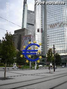 [P36] Simbolul euro, din faţa Euro Tower » foto by Costi
 - 
<span class="allrVoted glyphicon glyphicon-heart hidden" id="av26337"></span>
<a class="m-l-10 hidden" id="sv26337" onclick="voting_Foto_DelVot(,26337,3827)" role="button">șterge vot <span class="glyphicon glyphicon-remove"></span></a>
<a id="v926337" class=" c-red"  onclick="voting_Foto_SetVot(26337)" role="button"><span class="glyphicon glyphicon-heart-empty"></span> <b>LIKE</b> = Votează poza</a> <img class="hidden"  id="f26337W9" src="/imagini/loader.gif" border="0" /><span class="AjErrMes hidden" id="e26337ErM"></span>