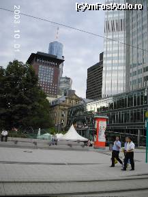 [P38] Vedere din Willy-Brandt-Platz spre Main Tower, în faţa căruia este Japan Tower (clădirea de culoare maro) » foto by Costi
 - 
<span class="allrVoted glyphicon glyphicon-heart hidden" id="av26339"></span>
<a class="m-l-10 hidden" id="sv26339" onclick="voting_Foto_DelVot(,26339,3827)" role="button">șterge vot <span class="glyphicon glyphicon-remove"></span></a>
<a id="v926339" class=" c-red"  onclick="voting_Foto_SetVot(26339)" role="button"><span class="glyphicon glyphicon-heart-empty"></span> <b>LIKE</b> = Votează poza</a> <img class="hidden"  id="f26339W9" src="/imagini/loader.gif" border="0" /><span class="AjErrMes hidden" id="e26339ErM"></span>
