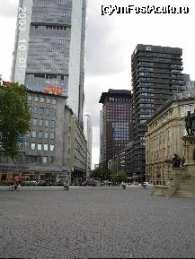 [P05] Imagine din Rossmarkt, spre Grosse Gallusstrasse. În prim-plan, în stânga, Commerzbank Tower » foto by Costi
 - 
<span class="allrVoted glyphicon glyphicon-heart hidden" id="av26254"></span>
<a class="m-l-10 hidden" id="sv26254" onclick="voting_Foto_DelVot(,26254,3827)" role="button">șterge vot <span class="glyphicon glyphicon-remove"></span></a>
<a id="v926254" class=" c-red"  onclick="voting_Foto_SetVot(26254)" role="button"><span class="glyphicon glyphicon-heart-empty"></span> <b>LIKE</b> = Votează poza</a> <img class="hidden"  id="f26254W9" src="/imagini/loader.gif" border="0" /><span class="AjErrMes hidden" id="e26254ErM"></span>