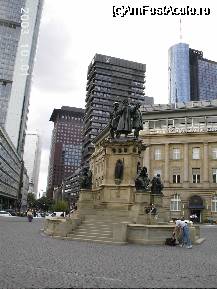 [P06] Monumentul Johannes Gutenberg. Pe soclu, alături de Gutenberg, stau Schöffer şi Fust, de care, recunosc, nu am mai auzit. În colţuri sunt reprezentate alegoric cele patru ştiinţe: teologia, filosofia, medicina şi dreptul precum şi primele patru oraşe germane în care s-a folosit tiparul: Mainz, Venedig, Straßburg şi Frankfurt am Main. » foto by Costi
 - 
<span class="allrVoted glyphicon glyphicon-heart hidden" id="av26255"></span>
<a class="m-l-10 hidden" id="sv26255" onclick="voting_Foto_DelVot(,26255,3827)" role="button">șterge vot <span class="glyphicon glyphicon-remove"></span></a>
<a id="v926255" class=" c-red"  onclick="voting_Foto_SetVot(26255)" role="button"><span class="glyphicon glyphicon-heart-empty"></span> <b>LIKE</b> = Votează poza</a> <img class="hidden"  id="f26255W9" src="/imagini/loader.gif" border="0" /><span class="AjErrMes hidden" id="e26255ErM"></span>