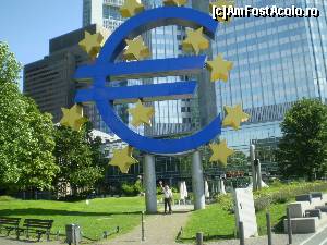 [P02] In piața Willy Brandt din Frankfurt am Main. In planul doi este sediul Băncii Central Europene.  » foto by Mihai18
 - 
<span class="allrVoted glyphicon glyphicon-heart hidden" id="av641032"></span>
<a class="m-l-10 hidden" id="sv641032" onclick="voting_Foto_DelVot(,641032,3827)" role="button">șterge vot <span class="glyphicon glyphicon-remove"></span></a>
<a id="v9641032" class=" c-red"  onclick="voting_Foto_SetVot(641032)" role="button"><span class="glyphicon glyphicon-heart-empty"></span> <b>LIKE</b> = Votează poza</a> <img class="hidden"  id="f641032W9" src="/imagini/loader.gif" border="0" /><span class="AjErrMes hidden" id="e641032ErM"></span>