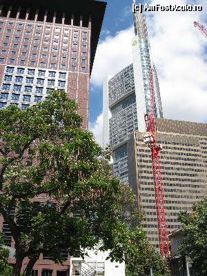 [P35] Commerzbank Tower (dreapta) si Japan Center at Taunustor (stanga).  » foto by motaneata
 - 
<span class="allrVoted glyphicon glyphicon-heart hidden" id="av376344"></span>
<a class="m-l-10 hidden" id="sv376344" onclick="voting_Foto_DelVot(,376344,3827)" role="button">șterge vot <span class="glyphicon glyphicon-remove"></span></a>
<a id="v9376344" class=" c-red"  onclick="voting_Foto_SetVot(376344)" role="button"><span class="glyphicon glyphicon-heart-empty"></span> <b>LIKE</b> = Votează poza</a> <img class="hidden"  id="f376344W9" src="/imagini/loader.gif" border="0" /><span class="AjErrMes hidden" id="e376344ErM"></span>