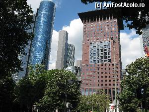 [P40] Main Tower (stanga) si Japan Center (dreapta).  » foto by motaneata
 - 
<span class="allrVoted glyphicon glyphicon-heart hidden" id="av376349"></span>
<a class="m-l-10 hidden" id="sv376349" onclick="voting_Foto_DelVot(,376349,3827)" role="button">șterge vot <span class="glyphicon glyphicon-remove"></span></a>
<a id="v9376349" class=" c-red"  onclick="voting_Foto_SetVot(376349)" role="button"><span class="glyphicon glyphicon-heart-empty"></span> <b>LIKE</b> = Votează poza</a> <img class="hidden"  id="f376349W9" src="/imagini/loader.gif" border="0" /><span class="AjErrMes hidden" id="e376349ErM"></span>