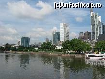 [P07] Frankfurt- vedere de pe Podul de Fier. In dreapta se vede Commerzbank, cel mai inalt turn din oras.  » foto by motaneata
 - 
<span class="allrVoted glyphicon glyphicon-heart hidden" id="av376165"></span>
<a class="m-l-10 hidden" id="sv376165" onclick="voting_Foto_DelVot(,376165,3827)" role="button">șterge vot <span class="glyphicon glyphicon-remove"></span></a>
<a id="v9376165" class=" c-red"  onclick="voting_Foto_SetVot(376165)" role="button"><span class="glyphicon glyphicon-heart-empty"></span> <b>LIKE</b> = Votează poza</a> <img class="hidden"  id="f376165W9" src="/imagini/loader.gif" border="0" /><span class="AjErrMes hidden" id="e376165ErM"></span>