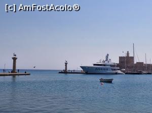 [P16] Rhodos Town, portul Mandraki și cele două simboluri ale fostului Colos din Rhodos, probabil cele două capete pe care au stat picioarele statuii colosului. » foto by maryka
 - 
<span class="allrVoted glyphicon glyphicon-heart hidden" id="av1306099"></span>
<a class="m-l-10 hidden" id="sv1306099" onclick="voting_Foto_DelVot(,1306099,3837)" role="button">șterge vot <span class="glyphicon glyphicon-remove"></span></a>
<a id="v91306099" class=" c-red"  onclick="voting_Foto_SetVot(1306099)" role="button"><span class="glyphicon glyphicon-heart-empty"></span> <b>LIKE</b> = Votează poza</a> <img class="hidden"  id="f1306099W9" src="/imagini/loader.gif" border="0" /><span class="AjErrMes hidden" id="e1306099ErM"></span>