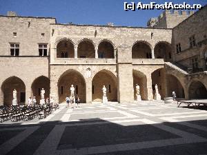 [P41] Curtea din Palatul Marilor Maestri, sculpturi grecesti si romane.  » foto by maryka
 - 
<span class="allrVoted glyphicon glyphicon-heart hidden" id="av673286"></span>
<a class="m-l-10 hidden" id="sv673286" onclick="voting_Foto_DelVot(,673286,3837)" role="button">șterge vot <span class="glyphicon glyphicon-remove"></span></a>
<a id="v9673286" class=" c-red"  onclick="voting_Foto_SetVot(673286)" role="button"><span class="glyphicon glyphicon-heart-empty"></span> <b>LIKE</b> = Votează poza</a> <img class="hidden"  id="f673286W9" src="/imagini/loader.gif" border="0" /><span class="AjErrMes hidden" id="e673286ErM"></span>