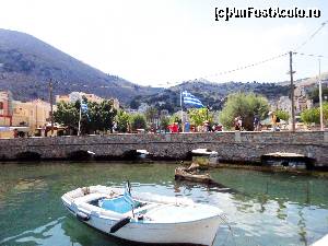 [P46] Symi, podul din port care uneşte cele două laturi ale oraşului.  » foto by maryka
 - 
<span class="allrVoted glyphicon glyphicon-heart hidden" id="av675550"></span>
<a class="m-l-10 hidden" id="sv675550" onclick="voting_Foto_DelVot(,675550,3837)" role="button">șterge vot <span class="glyphicon glyphicon-remove"></span></a>
<a id="v9675550" class=" c-red"  onclick="voting_Foto_SetVot(675550)" role="button"><span class="glyphicon glyphicon-heart-empty"></span> <b>LIKE</b> = Votează poza</a> <img class="hidden"  id="f675550W9" src="/imagini/loader.gif" border="0" /><span class="AjErrMes hidden" id="e675550ErM"></span>