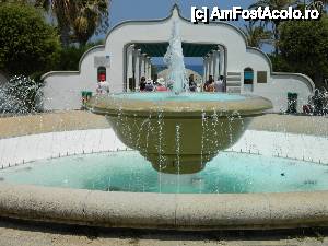 [P03] Fantana de la intrare in Kallithea Springs » foto by Maria V.
 - 
<span class="allrVoted glyphicon glyphicon-heart hidden" id="av444881"></span>
<a class="m-l-10 hidden" id="sv444881" onclick="voting_Foto_DelVot(,444881,3837)" role="button">șterge vot <span class="glyphicon glyphicon-remove"></span></a>
<a id="v9444881" class=" c-red"  onclick="voting_Foto_SetVot(444881)" role="button"><span class="glyphicon glyphicon-heart-empty"></span> <b>LIKE</b> = Votează poza</a> <img class="hidden"  id="f444881W9" src="/imagini/loader.gif" border="0" /><span class="AjErrMes hidden" id="e444881ErM"></span>