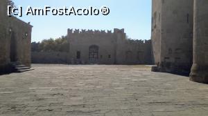 [P47] In curtea Palatului Marilor Maestrii. In fata se poate observa poarta de acces la Bastionul Sf. Dimitrious. » foto by ovidiuyepi
 - 
<span class="allrVoted glyphicon glyphicon-heart hidden" id="av1200197"></span>
<a class="m-l-10 hidden" id="sv1200197" onclick="voting_Foto_DelVot(,1200197,3837)" role="button">șterge vot <span class="glyphicon glyphicon-remove"></span></a>
<a id="v91200197" class=" c-red"  onclick="voting_Foto_SetVot(1200197)" role="button"><span class="glyphicon glyphicon-heart-empty"></span> <b>LIKE</b> = Votează poza</a> <img class="hidden"  id="f1200197W9" src="/imagini/loader.gif" border="0" /><span class="AjErrMes hidden" id="e1200197ErM"></span>