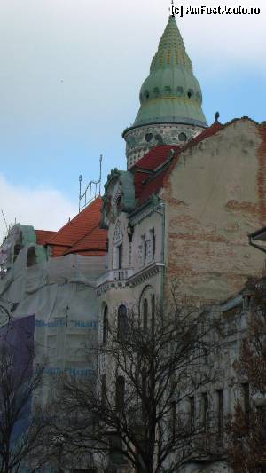 [P30] Oradea - piața Unirii, o vedere destul de nereușită a clădirii Vulturul Negru, aflată și ea în plină renovare » foto by Dragoș_MD
 - 
<span class="allrVoted glyphicon glyphicon-heart hidden" id="av397759"></span>
<a class="m-l-10 hidden" id="sv397759" onclick="voting_Foto_DelVot(,397759,3848)" role="button">șterge vot <span class="glyphicon glyphicon-remove"></span></a>
<a id="v9397759" class=" c-red"  onclick="voting_Foto_SetVot(397759)" role="button"><span class="glyphicon glyphicon-heart-empty"></span> <b>LIKE</b> = Votează poza</a> <img class="hidden"  id="f397759W9" src="/imagini/loader.gif" border="0" /><span class="AjErrMes hidden" id="e397759ErM"></span>