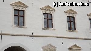 [P21] Cetatea Oradea - Ferestre » foto by Nicu Teusdea
 - 
<span class="allrVoted glyphicon glyphicon-heart hidden" id="av403472"></span>
<a class="m-l-10 hidden" id="sv403472" onclick="voting_Foto_DelVot(,403472,3848)" role="button">șterge vot <span class="glyphicon glyphicon-remove"></span></a>
<a id="v9403472" class=" c-red"  onclick="voting_Foto_SetVot(403472)" role="button"><span class="glyphicon glyphicon-heart-empty"></span> <b>LIKE</b> = Votează poza</a> <img class="hidden"  id="f403472W9" src="/imagini/loader.gif" border="0" /><span class="AjErrMes hidden" id="e403472ErM"></span>