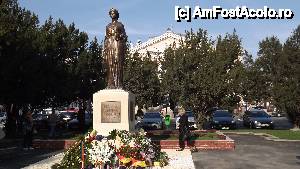 [P05] Oradea - Statuia Reginei Maria in fata Teatrului care ii poarta numele » foto by Nicu Teusdea
 - 
<span class="allrVoted glyphicon glyphicon-heart hidden" id="av403456"></span>
<a class="m-l-10 hidden" id="sv403456" onclick="voting_Foto_DelVot(,403456,3848)" role="button">șterge vot <span class="glyphicon glyphicon-remove"></span></a>
<a id="v9403456" class=" c-red"  onclick="voting_Foto_SetVot(403456)" role="button"><span class="glyphicon glyphicon-heart-empty"></span> <b>LIKE</b> = Votează poza</a> <img class="hidden"  id="f403456W9" src="/imagini/loader.gif" border="0" /><span class="AjErrMes hidden" id="e403456ErM"></span>