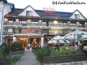 [P02] Exact ca-n pozele de pe site! În plan îndepărtat, gaşca veselă, chiar lângă intrarea în hotel...  » foto by arru
 - 
<span class="allrVoted glyphicon glyphicon-heart hidden" id="av554480"></span>
<a class="m-l-10 hidden" id="sv554480" onclick="voting_Foto_DelVot(,554480,3852)" role="button">șterge vot <span class="glyphicon glyphicon-remove"></span></a>
<a id="v9554480" class=" c-red"  onclick="voting_Foto_SetVot(554480)" role="button"><span class="glyphicon glyphicon-heart-empty"></span> <b>LIKE</b> = Votează poza</a> <img class="hidden"  id="f554480W9" src="/imagini/loader.gif" border="0" /><span class="AjErrMes hidden" id="e554480ErM"></span>