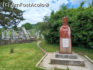 [P03] Statuia Spătarului Mihai Cantacuzino si podul de cale ferată » foto by BristenaBrad
 - 
<span class="allrVoted glyphicon glyphicon-heart hidden" id="av1375119"></span>
<a class="m-l-10 hidden" id="sv1375119" onclick="voting_Foto_DelVot(,1375119,3878)" role="button">șterge vot <span class="glyphicon glyphicon-remove"></span></a>
<a id="v91375119" class=" c-red"  onclick="voting_Foto_SetVot(1375119)" role="button"><span class="glyphicon glyphicon-heart-empty"></span> <b>LIKE</b> = Votează poza</a> <img class="hidden"  id="f1375119W9" src="/imagini/loader.gif" border="0" /><span class="AjErrMes hidden" id="e1375119ErM"></span>