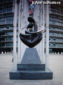 [P06] O statuie din fata cladirii Parlamentului European din Strasbourg » foto by ileanaxperta*
 - 
<span class="allrVoted glyphicon glyphicon-heart hidden" id="av27399"></span>
<a class="m-l-10 hidden" id="sv27399" onclick="voting_Foto_DelVot(,27399,3883)" role="button">șterge vot <span class="glyphicon glyphicon-remove"></span></a>
<a id="v927399" class=" c-red"  onclick="voting_Foto_SetVot(27399)" role="button"><span class="glyphicon glyphicon-heart-empty"></span> <b>LIKE</b> = Votează poza</a> <img class="hidden"  id="f27399W9" src="/imagini/loader.gif" border="0" /><span class="AjErrMes hidden" id="e27399ErM"></span>