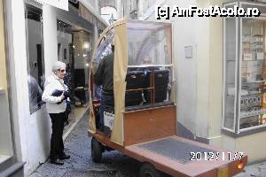 [P12] cam asa sunt majoritatea stradutelor in Capri, lumea calma si atenta la aceste minivehicule.  » foto by roth
 - 
<span class="allrVoted glyphicon glyphicon-heart hidden" id="av433415"></span>
<a class="m-l-10 hidden" id="sv433415" onclick="voting_Foto_DelVot(,433415,3887)" role="button">șterge vot <span class="glyphicon glyphicon-remove"></span></a>
<a id="v9433415" class=" c-red"  onclick="voting_Foto_SetVot(433415)" role="button"><span class="glyphicon glyphicon-heart-empty"></span> <b>LIKE</b> = Votează poza</a> <img class="hidden"  id="f433415W9" src="/imagini/loader.gif" border="0" /><span class="AjErrMes hidden" id="e433415ErM"></span>