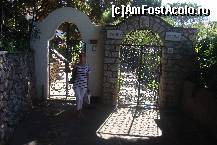 [P18] intrarea pe o proprietate privata... ceva casa de om bazat in capri town...  :)  » foto by chucky31*
 - 
<span class="allrVoted glyphicon glyphicon-heart hidden" id="av397671"></span>
<a class="m-l-10 hidden" id="sv397671" onclick="voting_Foto_DelVot(,397671,3887)" role="button">șterge vot <span class="glyphicon glyphicon-remove"></span></a>
<a id="v9397671" class=" c-red"  onclick="voting_Foto_SetVot(397671)" role="button"><span class="glyphicon glyphicon-heart-empty"></span> <b>LIKE</b> = Votează poza</a> <img class="hidden"  id="f397671W9" src="/imagini/loader.gif" border="0" /><span class="AjErrMes hidden" id="e397671ErM"></span>