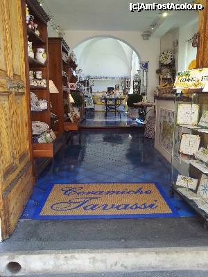 [P04] Intrarea intr-un magazin, Anacapri... foarte primitor :)  » foto by kisuletz*
 - 
<span class="allrVoted glyphicon glyphicon-heart hidden" id="av345251"></span>
<a class="m-l-10 hidden" id="sv345251" onclick="voting_Foto_DelVot(,345251,3887)" role="button">șterge vot <span class="glyphicon glyphicon-remove"></span></a>
<a id="v9345251" class=" c-red"  onclick="voting_Foto_SetVot(345251)" role="button"><span class="glyphicon glyphicon-heart-empty"></span> <b>LIKE</b> = Votează poza</a> <img class="hidden"  id="f345251W9" src="/imagini/loader.gif" border="0" /><span class="AjErrMes hidden" id="e345251ErM"></span>