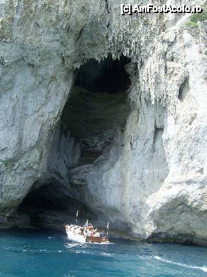 [P28] Capri - Croaziera in jurul insulei. Intrarea in pestera.  » foto by iulianic
 - 
<span class="allrVoted glyphicon glyphicon-heart hidden" id="av399650"></span>
<a class="m-l-10 hidden" id="sv399650" onclick="voting_Foto_DelVot(,399650,3887)" role="button">șterge vot <span class="glyphicon glyphicon-remove"></span></a>
<a id="v9399650" class=" c-red"  onclick="voting_Foto_SetVot(399650)" role="button"><span class="glyphicon glyphicon-heart-empty"></span> <b>LIKE</b> = Votează poza</a> <img class="hidden"  id="f399650W9" src="/imagini/loader.gif" border="0" /><span class="AjErrMes hidden" id="e399650ErM"></span>