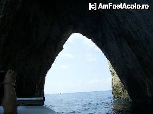 [P38] Capri - Croaziera in jurul insulei. Trecem pe sub Arco Naturale.  » foto by iulianic
 - 
<span class="allrVoted glyphicon glyphicon-heart hidden" id="av399660"></span>
<a class="m-l-10 hidden" id="sv399660" onclick="voting_Foto_DelVot(,399660,3887)" role="button">șterge vot <span class="glyphicon glyphicon-remove"></span></a>
<a id="v9399660" class=" c-red"  onclick="voting_Foto_SetVot(399660)" role="button"><span class="glyphicon glyphicon-heart-empty"></span> <b>LIKE</b> = Votează poza</a> <img class="hidden"  id="f399660W9" src="/imagini/loader.gif" border="0" /><span class="AjErrMes hidden" id="e399660ErM"></span>