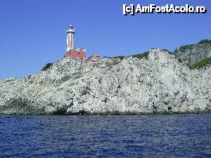 [P48] Capri - Croaziera in jurul insulei. Farul.  » foto by iulianic
 - 
<span class="allrVoted glyphicon glyphicon-heart hidden" id="av399670"></span>
<a class="m-l-10 hidden" id="sv399670" onclick="voting_Foto_DelVot(,399670,3887)" role="button">șterge vot <span class="glyphicon glyphicon-remove"></span></a>
<a id="v9399670" class=" c-red"  onclick="voting_Foto_SetVot(399670)" role="button"><span class="glyphicon glyphicon-heart-empty"></span> <b>LIKE</b> = Votează poza</a> <img class="hidden"  id="f399670W9" src="/imagini/loader.gif" border="0" /><span class="AjErrMes hidden" id="e399670ErM"></span>