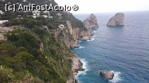 [P18] Primele imagini cu Faraglioni, stancile din mare, aici de la punctul de Belvedere Tragara, din Gradinile Augustus.  » foto by Aurici
 - 
<span class="allrVoted glyphicon glyphicon-heart hidden" id="av858219"></span>
<a class="m-l-10 hidden" id="sv858219" onclick="voting_Foto_DelVot(,858219,3887)" role="button">șterge vot <span class="glyphicon glyphicon-remove"></span></a>
<a id="v9858219" class=" c-red"  onclick="voting_Foto_SetVot(858219)" role="button"><span class="glyphicon glyphicon-heart-empty"></span> <b>LIKE</b> = Votează poza</a> <img class="hidden"  id="f858219W9" src="/imagini/loader.gif" border="0" /><span class="AjErrMes hidden" id="e858219ErM"></span>